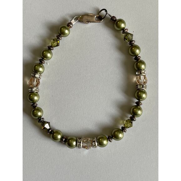 Olive - Handcrafted Austrian Pearls and Crystal Beads Bracelet Jewelry - Picture 3 of 5